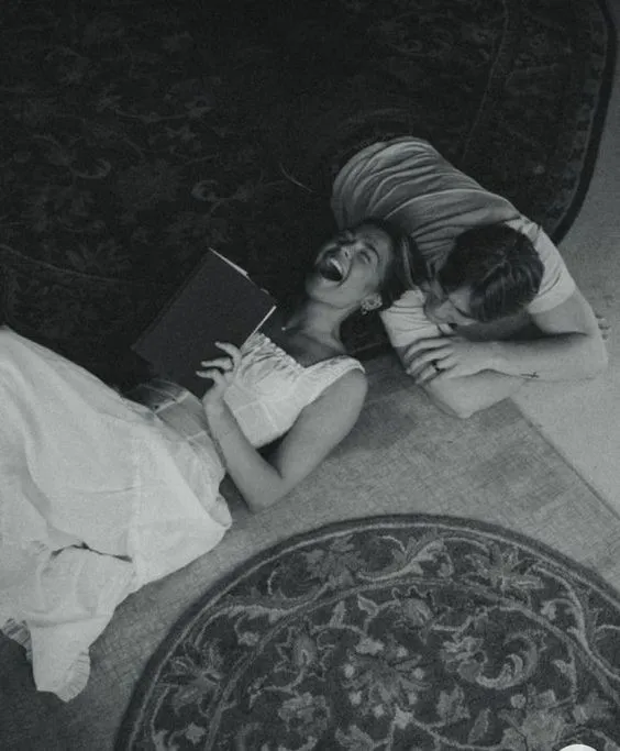 Pareja leyendo y riendo